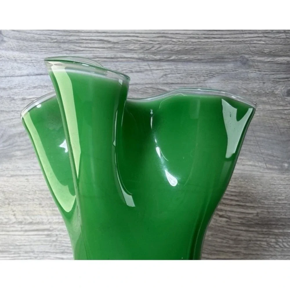 Kreiss Art Glass Emerald Green Cased Ruffled Top Handkerchief Vase 5.5